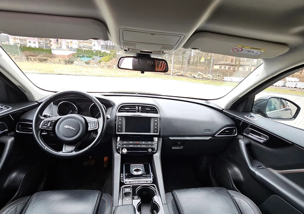 Jaguar F-Pace cena 63000 przebieg: 164000, rok produkcji 2017 z Sanok małe 781